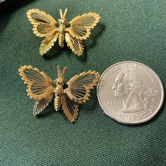 2 vintage Monet signed butterfly brooches. 3D wire butterfly pins. Gold tone - Picture 6 of 7